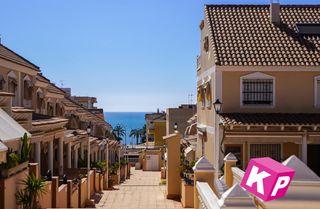 Casa  De portugal. Gran casa adosada con garaje doble privado y piscina.