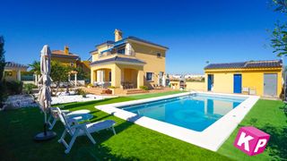 Casa  Dencarnita alonso. Villa con piscina, a 2,5 km de las playas de santa pola.