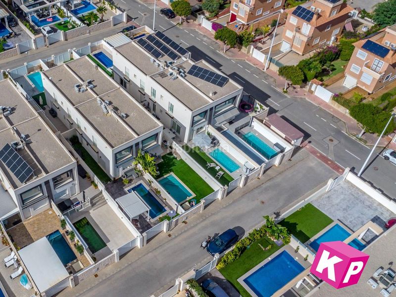 Foto ecbd443e-9479-432f-85db-f2d58f183160. Casa amb piscina a Monte y Mar Santa Pola