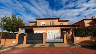 Casa aparellada  Calle 11 de marzo. Financiación 100% aportando tan solo los gastos de escritura