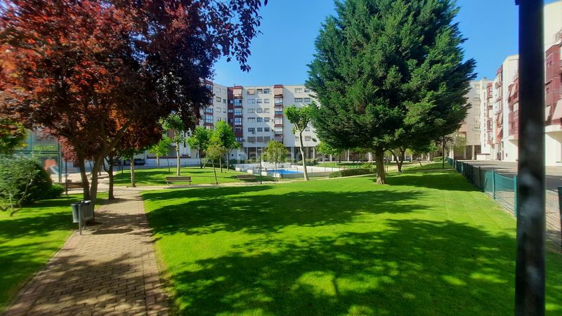 Foto 10d0d9a9-69a4-4a01-88c0-c10728c3bbb1. Pis amb calefacció aparcament piscina a Valdebernardo-Valderribas Madrid