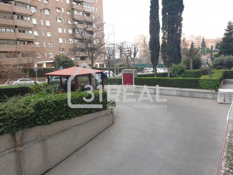 Foto df9d8b8d-9a5b-4600-b6ba-afa7454d2b76. Parking coche en calle la hiruela 1 en Peñagrande Madrid