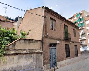 Edifici a Estación-Parque O´Donnell. Edificio antiguo para rehabilitar con nueva construcción