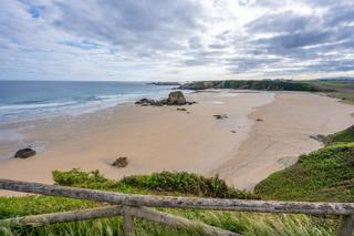 Chalet en Castropol. Majestuoso chalet individual de tres plantas frente al mar, con