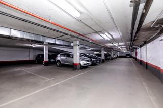 Parking voiture à Castellana 135. Plaza de aparcamiento de 12 metros en el paseo de la castellana