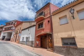 Casa adossada a Tiemblo (El). Bonita casa de pueblo de 79 m2 con garaje y amueblado en venta p