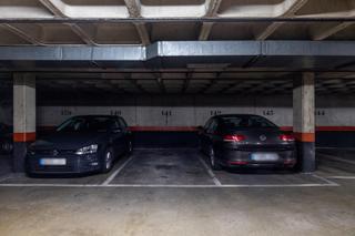 Parking coche  Avenida avenida de la reina victoria. Plaza de garaje para coche grande