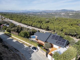 Chalet à Puerto Galapagar-Las Cuestas. Exclusivo chalet con vistas espectaculares, piscina climatizada