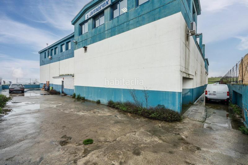 Foto 7def5fa5-9171-461b-b7ae-7fa4fcad155d. Nave industrial inversión segura edificionave de 3 plantas con despachos y apartamento en Colmenar Viejo
