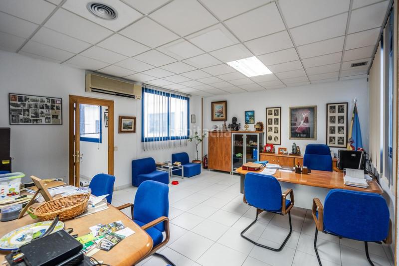 Foto 99c9bd63-c3bb-413f-acef-94724899f5ff. Nave industrial inversión segura edificionave de 3 plantas con despachos y apartamento en Colmenar Viejo