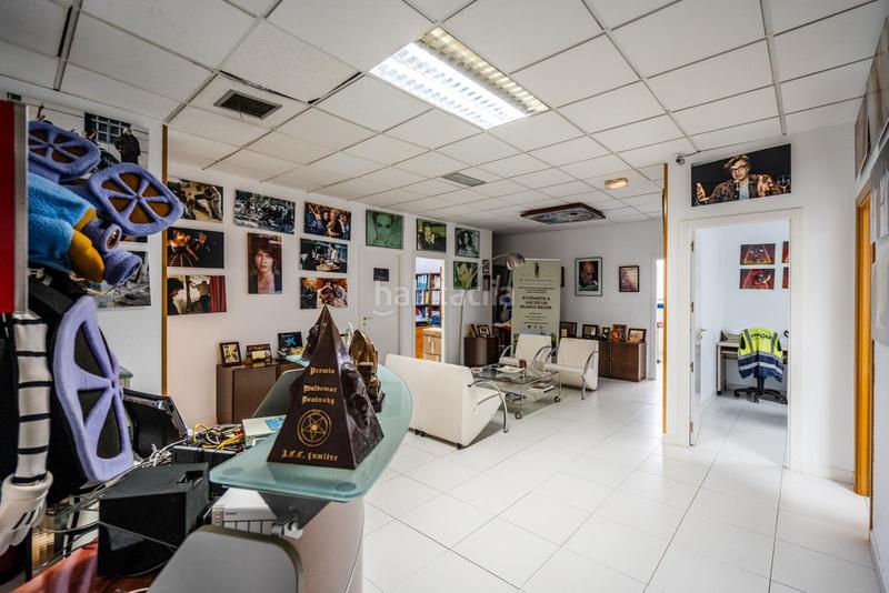 Foto bff1f8ef-094d-4cec-8f98-3bea17a743f7. Nave industrial inversión segura edificionave de 3 plantas con despachos y apartamento en Colmenar Viejo