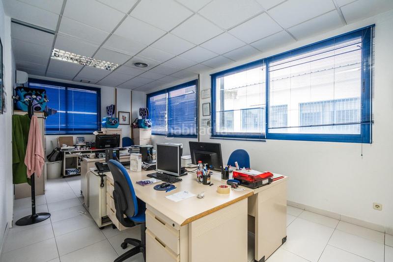 Foto db122a5d-760d-4131-bdb2-2ad1fc09b15f. Nave industrial inversión segura edificionave de 3 plantas con despachos y apartamento en Colmenar Viejo