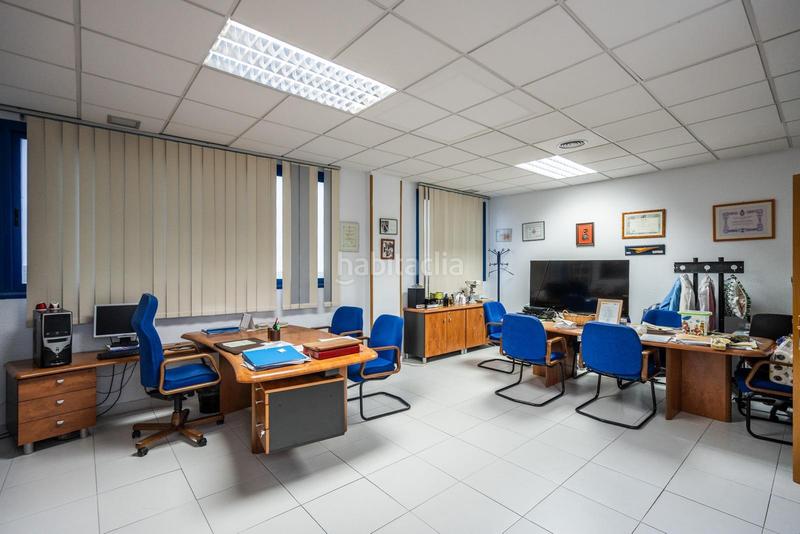 Foto ec3a9afc-0996-4667-a91c-9aac1775a4af. Nave industrial inversión segura edificionave de 3 plantas con despachos y apartamento en Colmenar Viejo