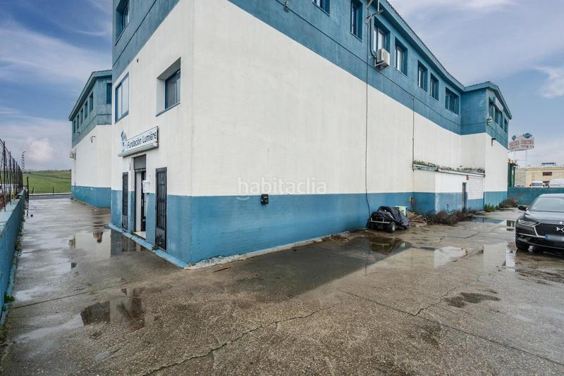 Foto f738ed07-b9a3-4e53-9bf6-c57e5cf40d95. Nave industrial inversión segura edificionave de 3 plantas con despachos y apartamento en Colmenar Viejo