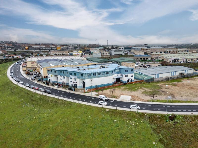 Foto f8dcfdb2-3dbf-4519-ab7f-2582db08ac01. Nave industrial inversión segura edificionave de 3 plantas con despachos y apartamento en Colmenar Viejo