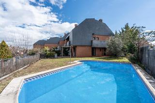 Casa aparellada  Calle de ramón y cajal. Exclusivo chalet pareado con piscina y vistas a la sierra en las