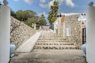 Casa a Las Lagunas - Campano. Cortijo andaluz con varias edificaciones, piscina y 8.000 m2 de