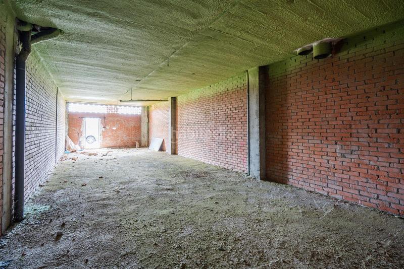 Foto fa4fd5cc-6f82-4f9f-b3fa-7c6f0de1f041. Geschäftsraum in Parla este Parla