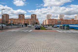 Local commercial à Parla Este. Invierte en el futuro! 2 locales en zona de gran crecimiento en