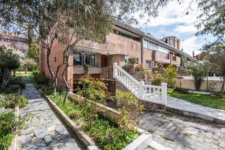 Casa aparellada a Peñagrande. Magnífico chalet adosado de esquina con más de 390 m, gran jardí