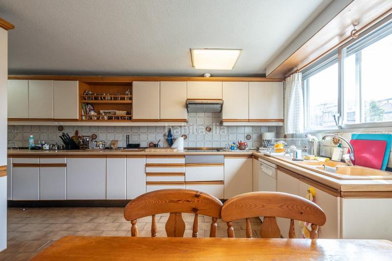 Foto 17eaef9c-80b6-497f-9102-53fb0ea1eec7. Casa aparellada amb calefacció aparcament a Peñagrande Madrid