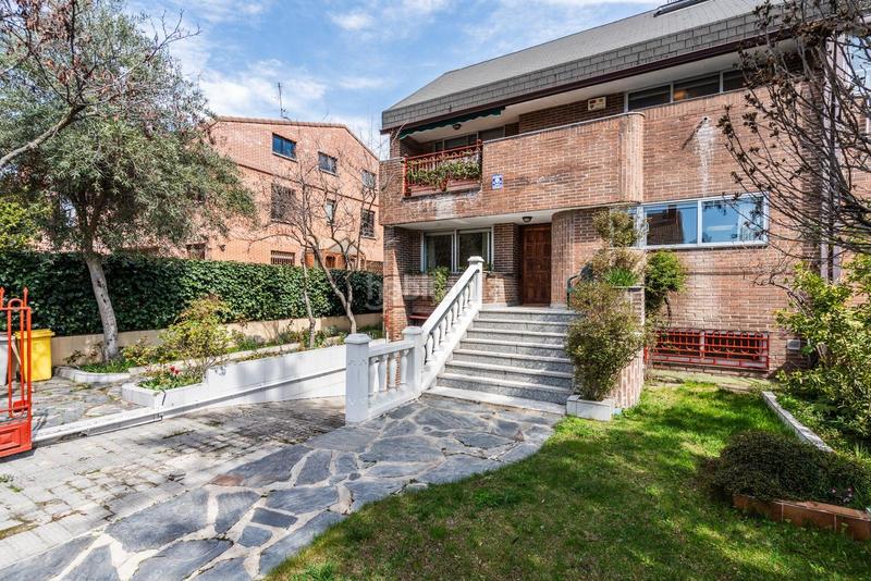 Foto 355f6b6d-951e-4134-9214-9e1425877d98. Casa aparellada amb calefacció aparcament a Peñagrande Madrid