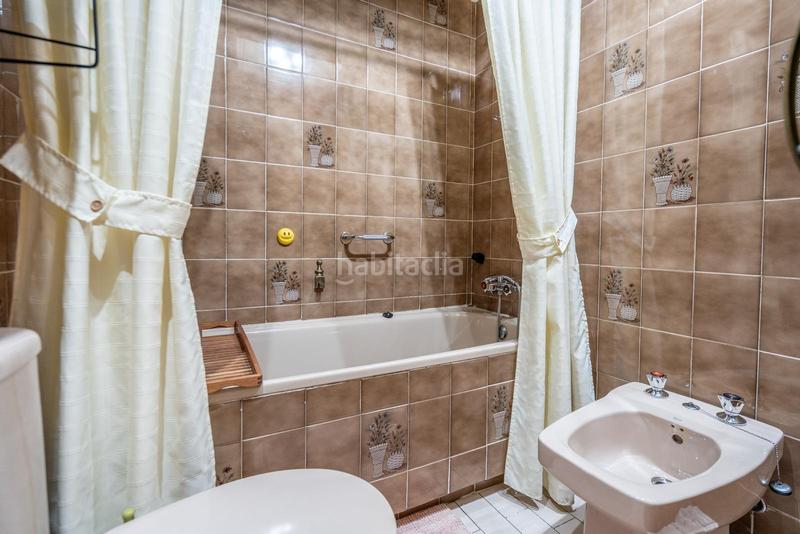 Foto 76eb6102-43a4-44bf-96d5-c7ab81854a57. Casa aparellada amb calefacció aparcament a Peñagrande Madrid