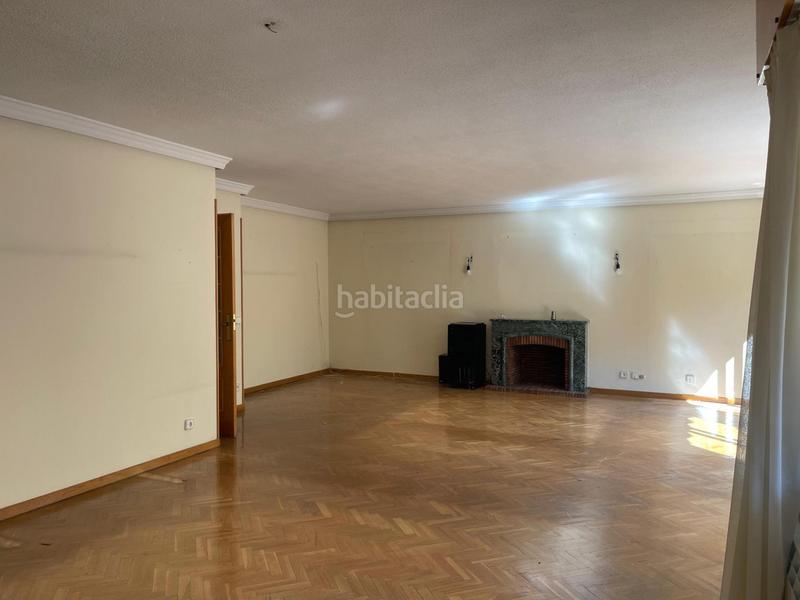 Foto 8029b469-fdd0-44e6-b03d-03ae11444f09. Casa aparellada amb calefacció aparcament a Peñagrande Madrid