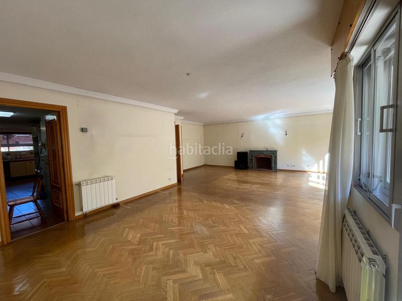 Foto 81f863ba-0a09-4bd4-a1c1-cfd085cc6d8a. Casa aparellada amb calefacció aparcament a Peñagrande Madrid