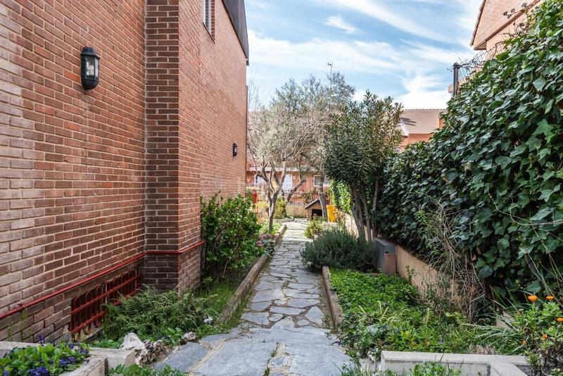 Foto e16d34ed-418d-426b-a95b-6b9d57c1bad6. Casa aparellada amb calefacció aparcament a Peñagrande Madrid