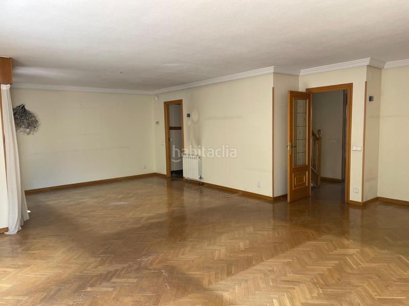 Foto f8126d26-1f52-4a5c-9697-4d085a8e0c80. Casa aparellada amb calefacció aparcament a Peñagrande Madrid