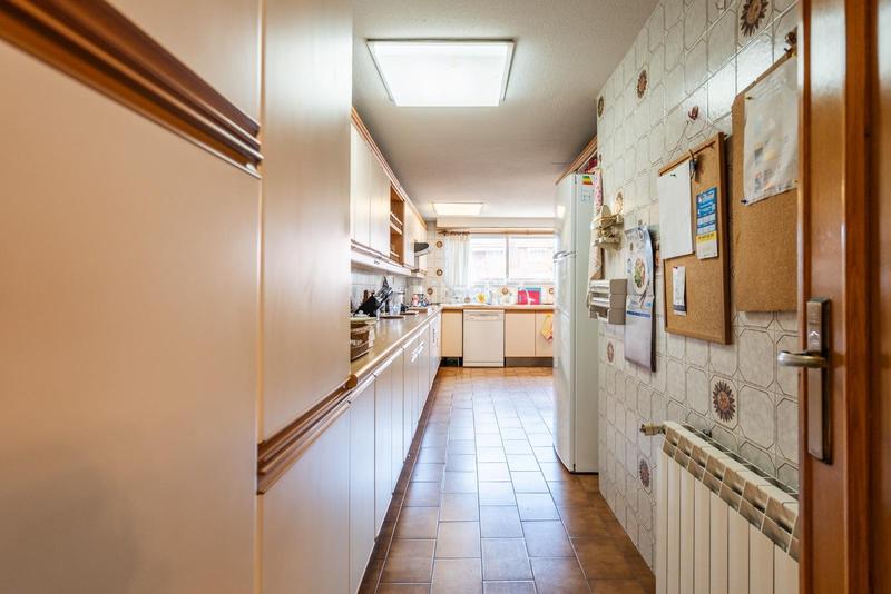 Foto f9ed77f2-d3c4-43db-9714-caffcec57c7e. Casa aparellada amb calefacció aparcament a Peñagrande Madrid