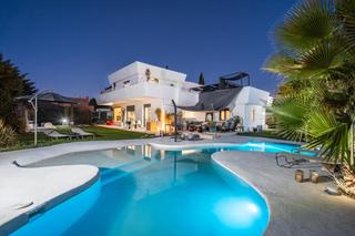 Xalet a Monte Rozas. Chalet de diseño con dos viviendas y vistas espectaculares a la