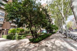 Piso  Paseo reina cristina. Piso con terraza, 4 dormitorios, 2 baños y cocina independiente