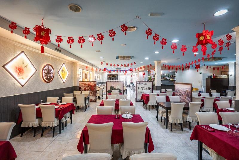 Foto 8725c685-def3-4df9-8a53-5c99de59c226. Local comercial fantástico restaurante en rentabilidad o libre de inquilino se vende amplio r en Leganés