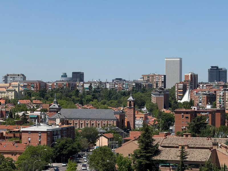 Foto b5118d0d-ca65-4fd4-97e6-864ec67f8819. Pis amb aparcament piscina a San Juan Bautista Madrid