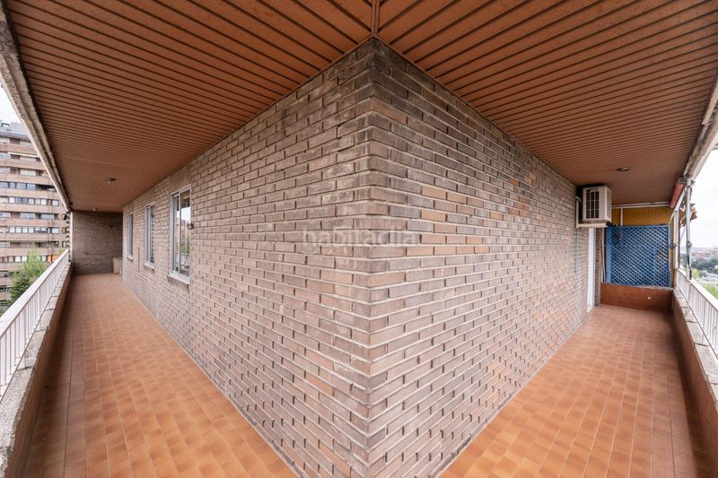 Foto bd1637e7-644c-4f2a-a9b5-0bef3c45b422. Pis amb aparcament piscina a San Juan Bautista Madrid