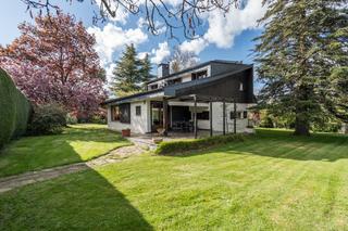 Chalet à San Rafael. Exclusiva propiedad con exhuberante jardín de 2.200 m2 y parcela