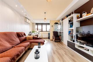 Etagenwohnung  Calle yugoslavia. Luminoso piso en 8 planta con ascensor de 4 habitaciones y 2 ba