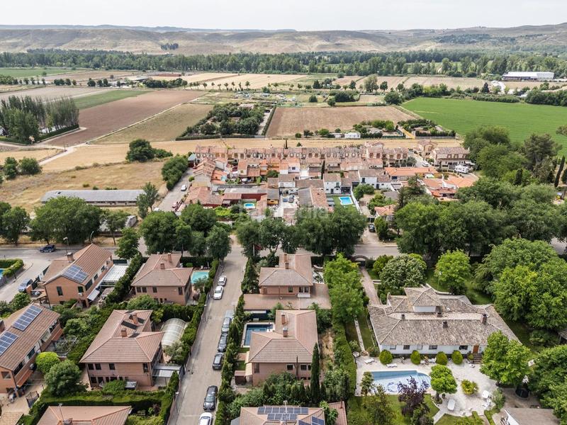 Foto 4423ce13-cb1a-494f-b8d6-fd25681afd97. Chalet mit heizung parking pool in La Montaña - El Cortijo Aranjuez