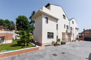 Casa adossada a Travesía hermanos san roman 1. Extraordinarios chalets en urbanización cerrada