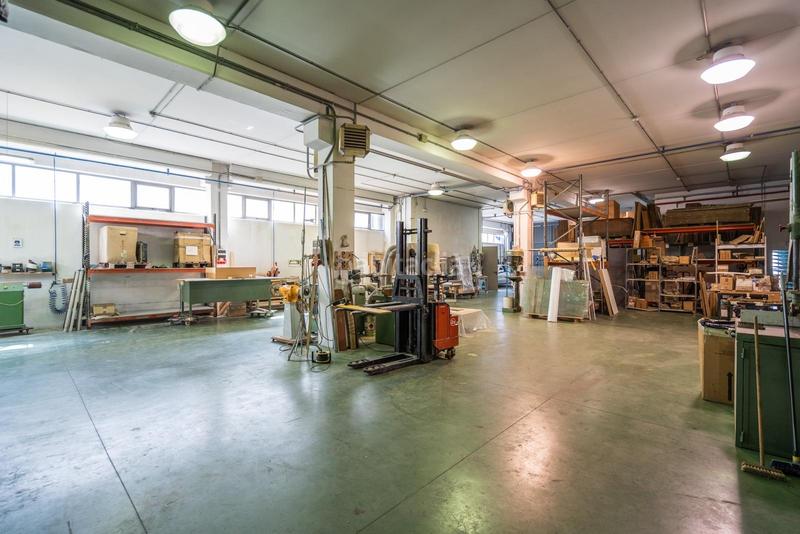 Foto 7f3897ed-ab6b-467d-ba56-611286c2377e. Nave industrial  calle fragua 1.720 m en 4 plantas se ofrece en venta una magnífica en Móstoles