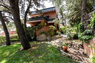 Chalet  Calle fresno. Chalet independiente en urbanización exclusiva con piscina junto