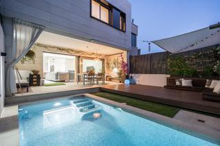 Casa adosada  De antonio lópez torres. Chalet adosado de lujo en hortaleza con tres plantas, domotica i