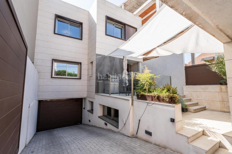 Foto 4d0b6fce-e924-4a52-91f9-dd4f35c92b80. Casa adosada chalet adosado de lujo en hortaleza con tres plantas, domotica integral y aerotermia en Madrid