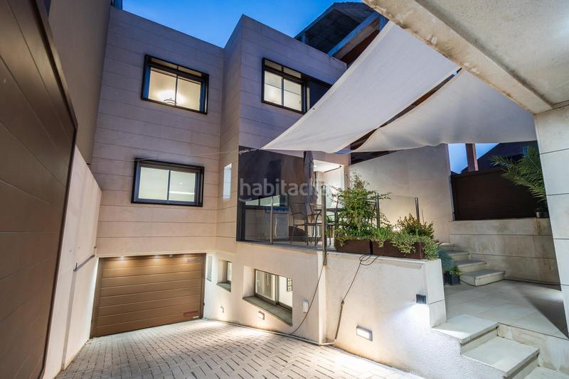 Foto 8a4e105c-8285-4390-9dee-111df535543e. Casa adosada chalet adosado de lujo en hortaleza con tres plantas, domotica integral y aerotermia en Madrid