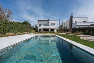 Xalet a Villafranca del Castillo. Espectacular villa de lujo de diseño contemporáneo en la pradera