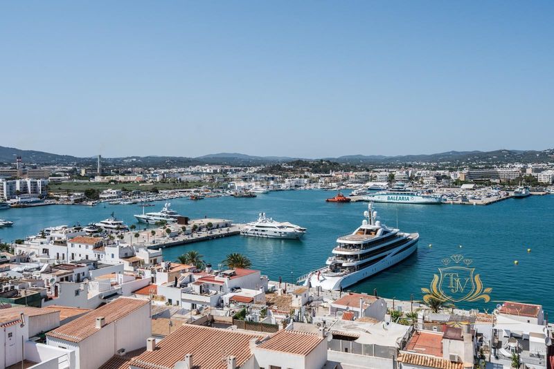 Foto 409d5e2a-21d5-4e06-9ebb-cd718c7c7e2b. Xalet amb aparcament piscina a S´Eixample-Can Misses Ibiza