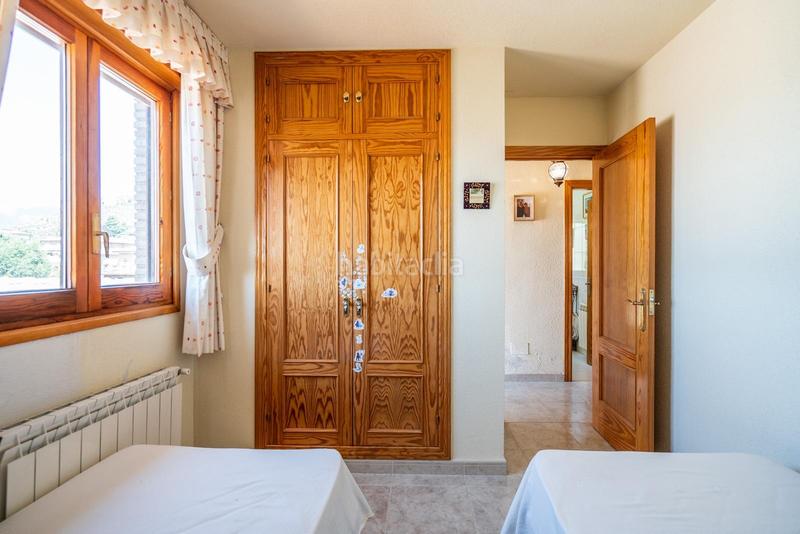 Foto 2508b6c6-9065-4106-b83f-184125ec83f3. Chalet bonito chalet independiente con parcela de 839 m se ofrece este atractivo chalet individual de tres plantas en Manzanares el Real