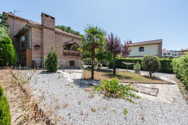 Foto 5f19e2c9-e841-4bc5-a7f9-826aefb5430f. Chalet bonito chalet independiente con parcela de 839 m se ofrece este atractivo chalet individual de tres plantas en Manzanares el Real